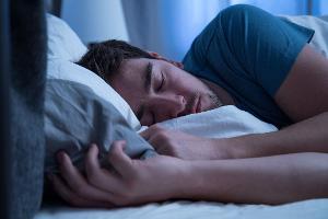 Träumchen, oder? Ist "Sleepmaxxing" mehr als ein TikTok-Trend? Kann man durch Kiwis wirklich besser schlafen? Ein Harvard-Professor ordnet ein.