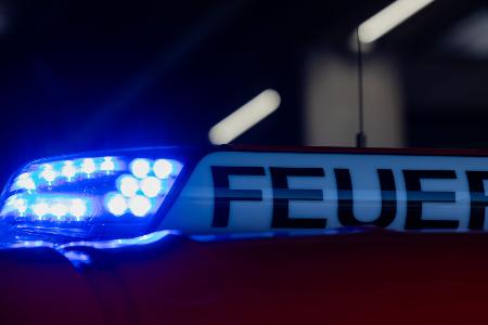 Die Feuerwehr war in der Nacht aufgrund brennender Autos mehrmals im Einsatz. (Symbolbild)