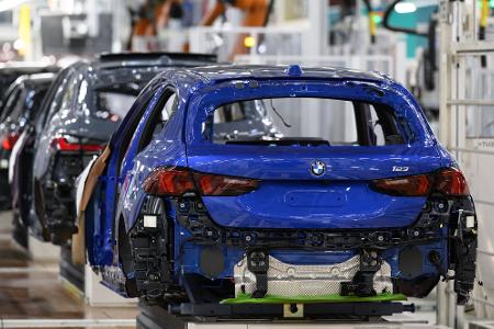 Fahrzeuge werden auf einer Linie im BMW-Werk Leipzig montiert.