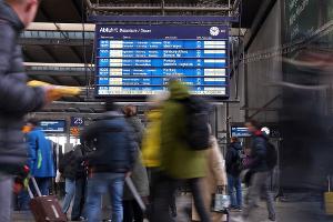 Bahnfahrten bleiben bis auf weiteres häufig eine stressige Angelegenheit. (Archivbild)