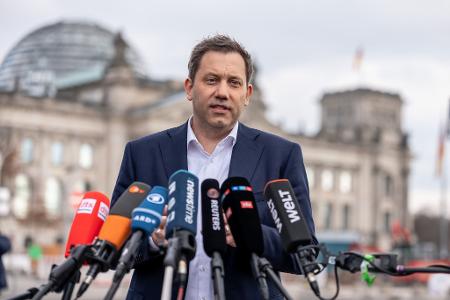 SPD-Chef Klingbeil fordert ungeachtet der Einigung auf das Finanzpaket Reformen für Deutschland. 