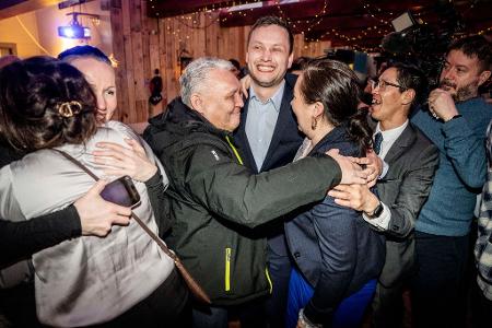 Die sozialliberale Partei Demokraatit um ihren Vorsitzenden Jens-Frederik Nielsen (Mitte) hat die Parlamentswahl auf Grönland gewonnen.