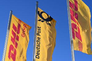 Fahnen des DHL-Konzerns mit seiner Briefsparte Deutsche Post - das Unternehmen hält den Beschwerdeanteil bei seinen Sendungen für sehr gering. (Archivbild)
