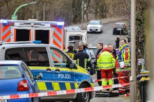 Nach einem tödlichen Schuss bei einem Polizeieinsatz sichern Einsatzkräfte die Stelle ab.