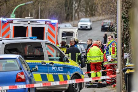 Nach einem tödlichen Schuss bei einem Polizeieinsatz sichern Einsatzkräfte die Stelle ab. Nach einem tödlichen Schuss bei einem Polizeieinsatz sichern Einsatzkräfte die Stelle ab.