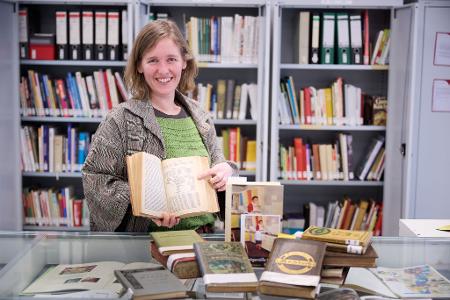 Das älteste Rezeptbuch in der Deutschen Kochbuchbibliothek ist etwa 300 Jahre alt. Museumsleiterin Mira van Leewen stellt es vor. Das älteste Rezeptbuch in der Deutschen Kochbuchbibliothek ist etwa 300 Jahre alt. Museumsleiterin Mira van Leewen stellt es vor.