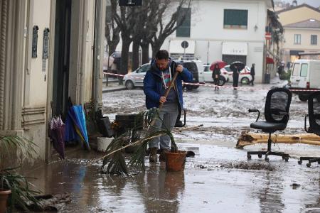 Verschlammte Häuser, blockierte Straßen und Stromausfälle - die schweren Unwetter der vergangenen Tage haben in Mittel- und Norditalien eine Spur der Verwüstung hinterlassen. Verschlammte Häuser, blockierte Straßen und Stromausfälle - die schweren Unwetter der vergangenen Tage haben in Mittel- und Norditalien eine Spur der Verwüstung hinterlassen.