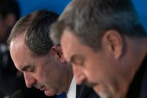 Es ist ernst: Finden Hubert Aiwanger und Markus Söder eine Lösung im Schulden-Streit? (Archivbild)