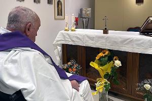 Vatikan veröffentlicht erstes Foto vom Papst im Krankenhaus