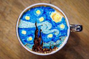 Kunst im Kaffee: Der Milchschaum verwandelt sich in ein berühmtes Werk des Malers Vincent van Gogh.