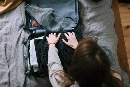 Junge Frau packt ihren Koffer