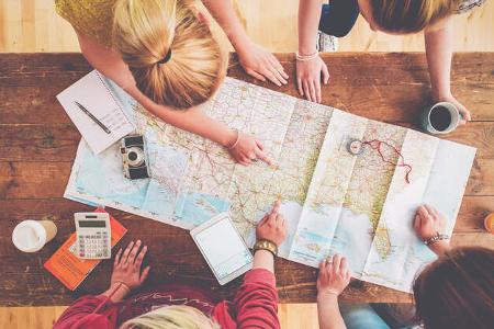 Familie plant Reise mit einer Karte