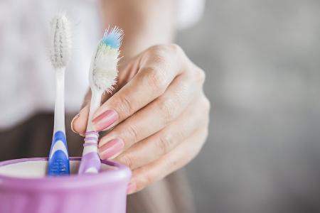 Keimschleuder im Bad? So bleibt die Zahnbürste sauber und hygienisch Keimschleuder im Bad? So bleibt die Zahnbürste sauber und hygienisch