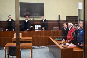 Der Vorsitzende Richter Gregor Herb schlug zu Beginn nach Verlesung der Anklage eine sogenannte Verständigung zwischen den Prozessbeteiligten vor.