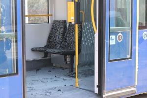 In der fahrenden Straßenbahn soll der tatverdächtige Ehemann des Opfers die Frau mit einer brennbaren Flüssigkeit überschüttet und dann angezündet haben.