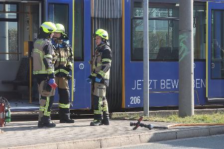 Einsatzkräfte von Polizei und Feuerwehr waren nach dem Brandanschlag auf eine Frau in einer Straßenbahn in Gera am Sonntag im Einsatz.