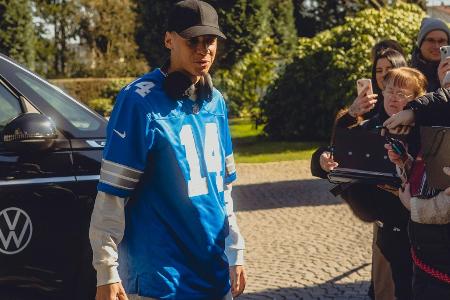Musiala kommt im Football-Trikot von St. Brown Musiala kommt im Football-Trikot von St. Brown