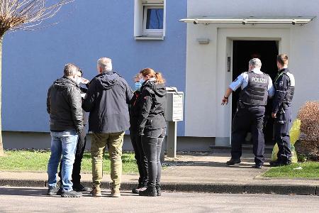 Im Hausflur vor seiner Wohnungstür soll der mutmaßliche Messerangreifer von der Polizei erschossen worden sein.