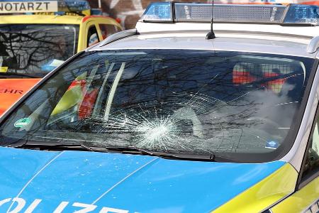 Als die Polizei eintraf, warf der Mann Gegenstände aus dem Fenster - und beschädigte auch einen Streifenwagen.