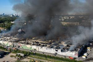 Im Mai 2024 stand ein Einkaufszentrum in Warschau in Flammen. Litauische Ermittler sehen jetzt Verbindungen zwischen festgenommenen Tatverdächtigen und Brandanschlägen in Polen. (Archivbild)