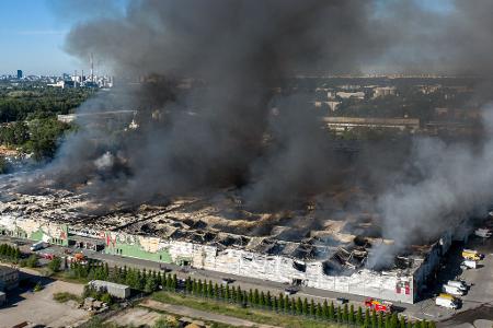 Im Mai 2024 stand ein Einkaufszentrum in Warschau in Flammen. Litauische Ermittler sehen jetzt Verbindungen zwischen festgenommenen Tatverdächtigen und Brandanschlägen in Polen. (Archivbild) Im Mai 2024 stand ein Einkaufszentrum in Warschau in Flammen. Litauische Ermittler sehen jetzt Verbindungen zwischen festgenommenen Tatverdächtigen und Brandanschlägen in Polen. (Archivbild)