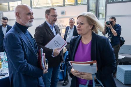 Tagelang haben Gewerkschaften und Arbeitgeber verhandelt - und sich nicht geeinigt. Tagelang haben Gewerkschaften und Arbeitgeber verhandelt - und sich nicht geeinigt.