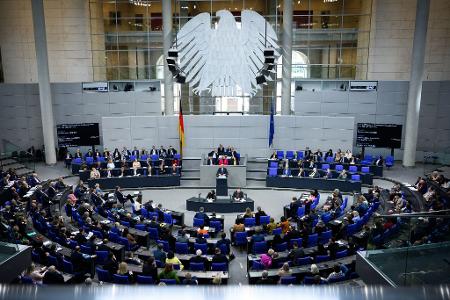 Bundestag und Bundesrat sollen in dieser Woche über das Milliarden-Finanzpaket von Union und SPD entscheiden. Bundestag und Bundesrat sollen in dieser Woche über das Milliarden-Finanzpaket von Union und SPD entscheiden.