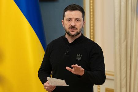 Der ukrainische Präsident Selenskyj wirft Kremlchef Putin bewusste Verzögerungstaktik vor. (Archivbild)