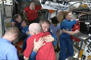Am Wochenende begrüßte die ISS-Besatzung die Neuankömmlinge der "Crew 10" mit Umarmungen.