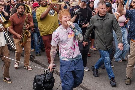 Ed Sheeran präsentiert bei Überraschungsauftritt neuen Song Ed Sheeran präsentiert bei Überraschungsauftritt neuen Song