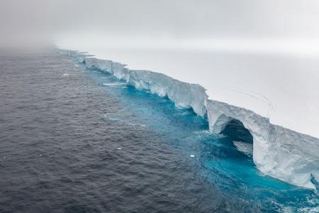 Spektakuläre Bilder vom derzeit weltweit größten Eisberg zeigen, wie Erosion riesige Bögen und höhlenartige Vertiefungen in den Koloss gemeißelt hat.