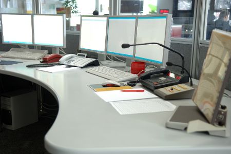Blick in eine leere Notrufzentrale