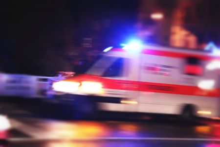 Rettungswagen bei Nacht im Einsatz