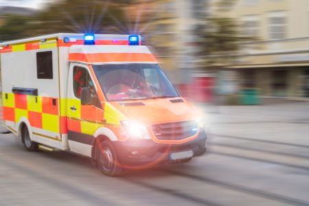 Rettungswagen im Einsatz auf der Straße