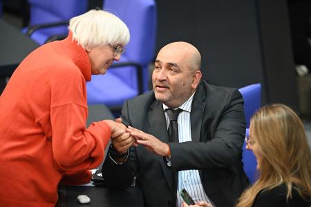 Die ehemalige Kulturstaatsministerin, Claudia Roth (Grüne), war früher einmal Bundestagsvizepräsidentin. Dass sie dieses Amt erneut anstrebt, kam für manche überraschend, während der ehemalige Grünen-Vorsitzende, Omid Nouripour, sein Interesse an einer Kandidatur für den Posten relativ früh geäußert hatte. (Archivfoto)