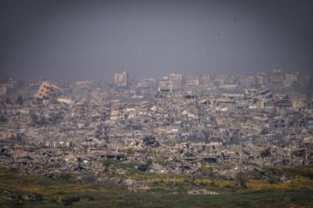 Zerstörte Gebäude im Gazastreifen von der Grenze zwischen Israel und Gaza aus gesehen.