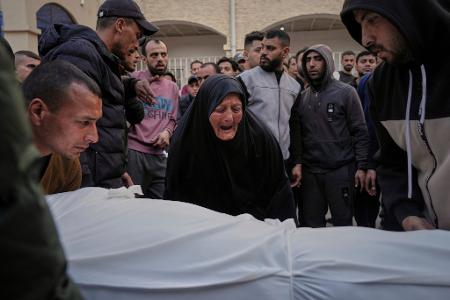 Eine Frau trauert um einen Menschen, der bei den israelischen Luftangriffen im Gazastreifen getötet wurde. 