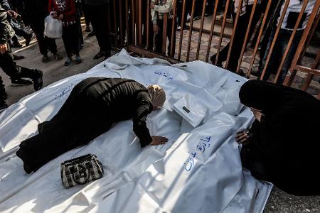 Frauen trauern um Menschen, die bei israelischen Luftangriffen im Gazastreifen getötet wurden. 
