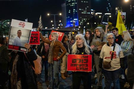 Demonstranten fordern sofortige Freilassung der Hamas-Geiseln. (Archivbild)