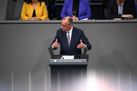 Ohne Reformen und Sparen geht es auch mit dem Milliarden-Paket nicht, meint Merz.