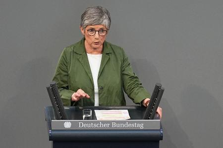 Grünen-Fraktionschefin Haßelmann ging Merz und Union scharf an - will aber zustimmen.