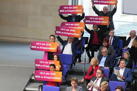 Acht BSW-Abgeordnete handeln sich für eine unzulässige Protestaktion Ordnungsrufe ein.