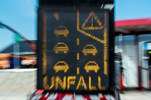 Auf Landstraßen gibt es nach wie vor die meisten Unfälle. (Symbolbild)