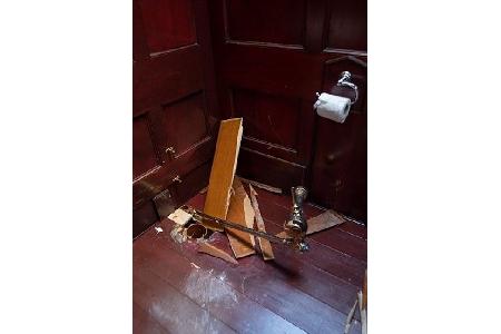 Innerhalb weniger Minuten rissen die Einbrecher die goldene Toilette heraus. (Archivbild) Innerhalb weniger Minuten rissen die Einbrecher die goldene Toilette heraus. (Archivbild)