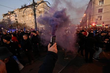 Unterstützer der Oppositionspartei Momentum protestieren mit Fackeln, nachdem ein neues Anti-LGBTQ+-Gesetz verabschiedet wurde, das Pride-Veranstaltungen verbietet. 