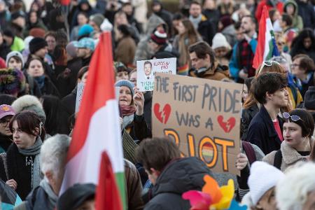 Zahlreiche Ungarn demonstrierten in Budapest gegen das kurz davor vom Parlament beschlossene Verbot der Pride-Paraden, bei denen bisher Menschen für nicht heterosexuelle Lebensformen eintraten.