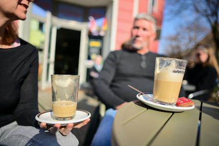 Mehr Gespräche, weniger arbeitssame Stille wünschen sich viele Gastronomen in ihren Cafés. 