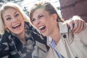 Mal so richtig gemeinsam lachen: Das schafft Zusammenhalt und baut Stress ab.