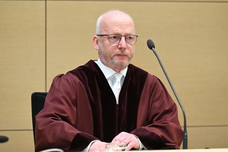 Der Vorsitzende Richter Jürgen Schäfer nutzt die Urteilsverkündung für grundsätzliche Kritik: Gewalt sei kein Mittel für Auseinandersetzungen. Der Vorsitzende Richter Jürgen Schäfer nutzt die Urteilsverkündung für grundsätzliche Kritik: Gewalt sei kein Mittel für Auseinandersetzungen.