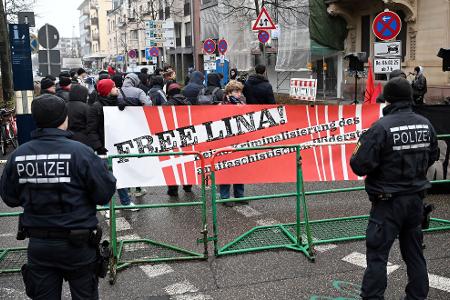 Während Sympathisanten bei der Verhandlung im Februar noch für einen Freispruch für Lina E. demonstrierten, ist bei der Verhandlung niemand mehr mit Bannern vor dem BGH.